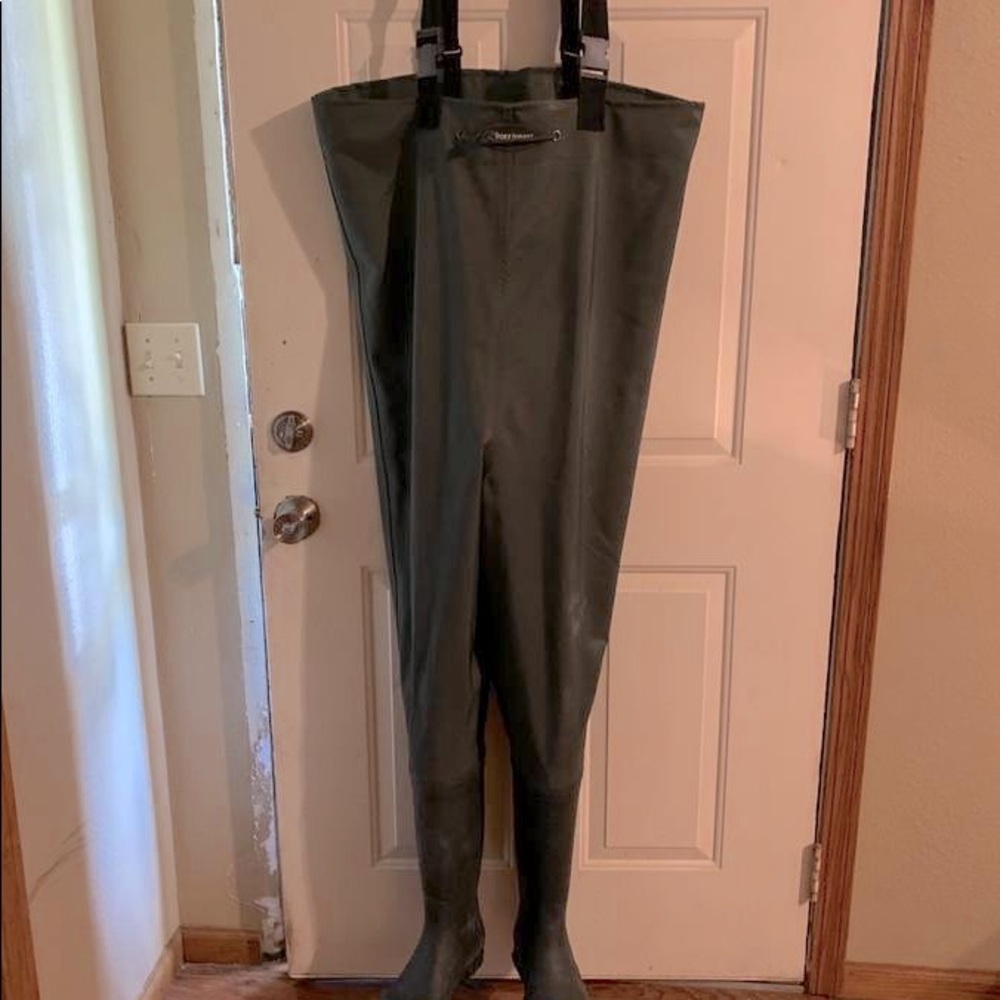 Frogg Toggs men’s size 8. Cleated bottom, ie shoes not neoprene socks.